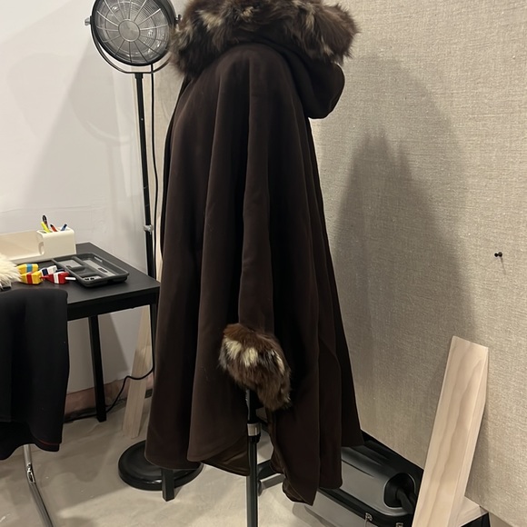 Wool Cape with fur - Picture 9 of 10